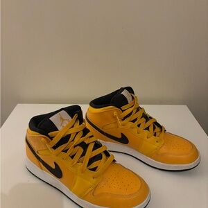 6.5Y Limited Black and Yellow Nike High-Top Sneakers